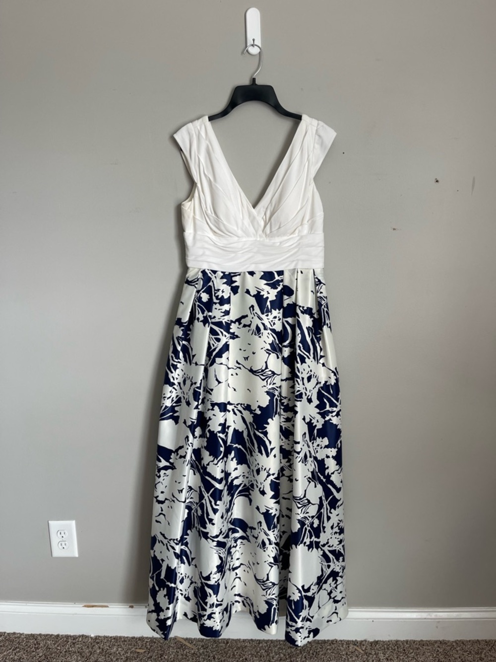 AIDAN MATTOX | White Bodice Navy Floral A-Line Maxi Dress Sz 10 - Picture 2 of 9